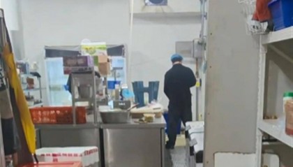 济南一餐厅被举报员工在后厨小便,老板否认,市监部门介入调查