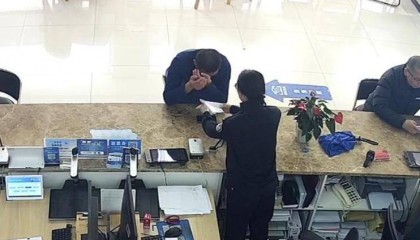 浙江90后消防员在户籍窗口哭了，终于“见”到想了30年的妈妈