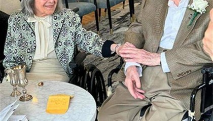 100岁的他娶了102岁的她,创“年龄最大新婚夫妇”新纪录,两人于养老院相识,交往9年后结婚