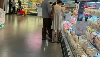 离婚三年又被拍到亲密逛超市，他俩这是纯带娃还是真复合了？
