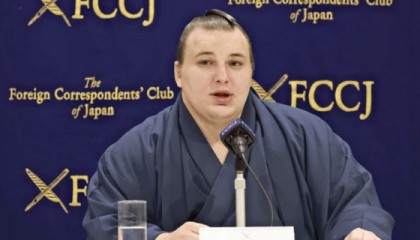 日媒：被问是否想回国从军，乌克兰相扑手回答称“让我们来聊相扑吧”