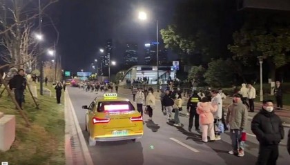 南京地铁突发故障致大量乘客滞留，官方：正抢修，已安排接驳车