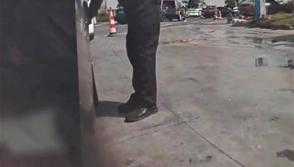 高速服务区有人划破顾客车胎,还问是否要补胎?警方:正在处理