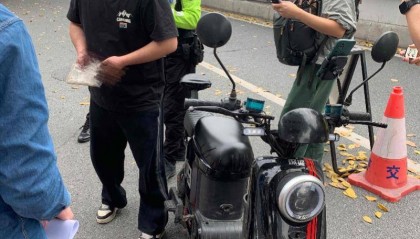 广州“电鸡”查车现场：1小时扣十多辆，有的挂假“豹子”牌