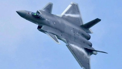 突防成功！歼-20隐形巡航对马海峡，美日韩防空雷达集体失灵？