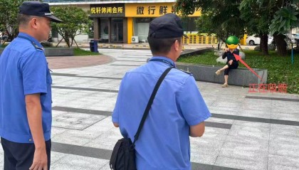 广东东莞一男子吸烟后随手扔烟头，被罚100元