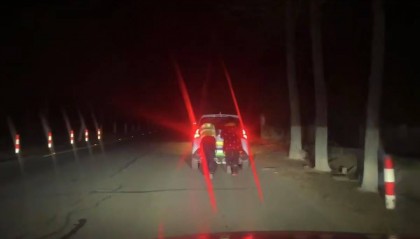 深夜零度以下,武汉一电动车因电量耗尽停滞路中,交警:人力推车三公里