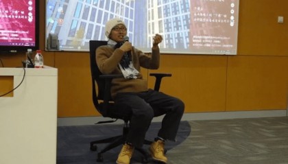 “请不要在我的墓前哭泣，我不在那里，也没有消失”