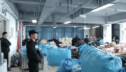 热搜第一！7万件羽绒服含绒量0%！央视曝光：羽绒被也是假的！当地最新通报→