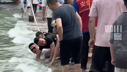 安徽一男孩跌入湍流被冲进桥洞，众人死死拉住将其拽出，当地：孩子平安，桥洞正在架网