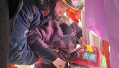 惊险!北京西城一93岁老奶奶,卡在防盗窗里摇摇欲坠……