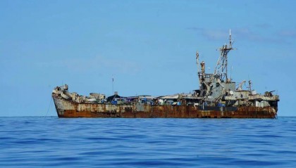 仁爱礁的破船出现大片太阳能发电板,不要指望它能短期解体了