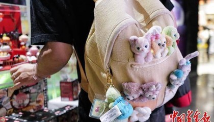 年轻人的背包仿佛挂满了整个世界