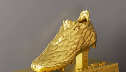 中国足协为前国脚郜林办退役仪式 并赠予3D打印战靴奖杯