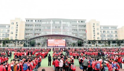 “网红教授”郑强重回贵州，“郑强奖助学-奖教基金”已获捐赠416万余元
