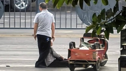 贵州省兴义监狱民警上班途中紧急施救，摔倒老人转危为安！