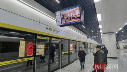 刚刚，40公里长的武汉地铁11号线贯通开跑，乘客：转三趟地铁变成一车直达