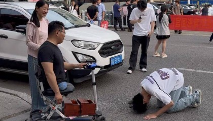 考场外跪谢无腿父亲的男生高考成绩公布,父亲:很满意,儿子想去当兵