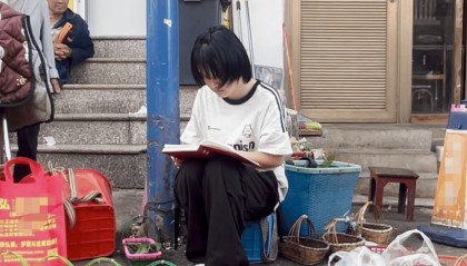 云南昭通女孩集市卖菌子时 收到北大录取通知书！
