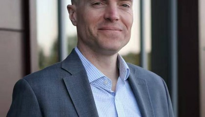 美籍校长与儿子老挝度假，遭5厘米长“杀人蜂”袭击，全身被蜇100多处双双殒命