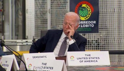 “尴尬”！美媒：拜登在与非洲国家领导人会议上闭眼1分多钟，疑似睡着