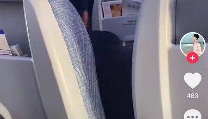 参加奶奶葬礼被通知不用来了，飞机上一女子要求下机造成二次延迟