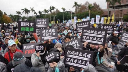 不忍了，15万台湾民众上街高喊：干掉民进党！赖清德下台！