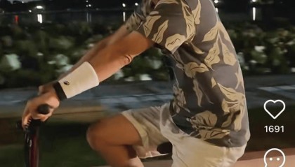 网友晒图：刚刚，偶遇马云在西湖边单车夜骑