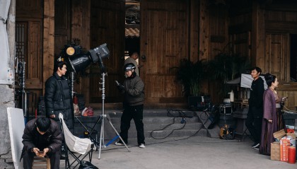 工人父母砸20万培养 00后演员没戏拍送外卖