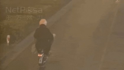 上海一女子边骑车边“洒钱”,刚发的7700元工资都没了!自己还没发现