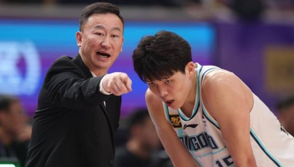 国信领导为杨瀚森带特殊礼物 刘维伟:陪你共成长
