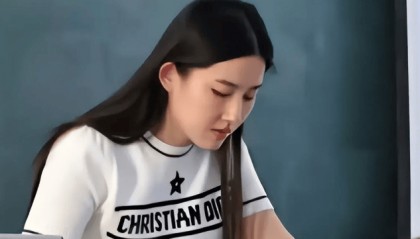 大学老师因酷似刘亦菲走红，真应了那句话：三分像她已是人间绝色