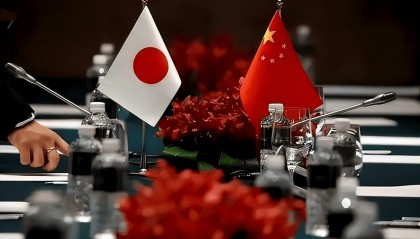 日本天皇急召高市早苗，有要事托付，美国提醒日本，小心被中国揍