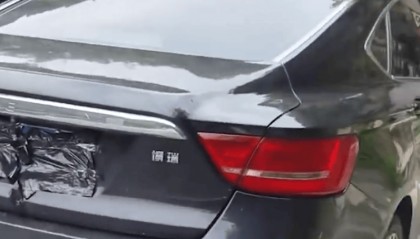 罚300记10分！公务车遮挡车牌躲避抓拍，驾驶员已停职