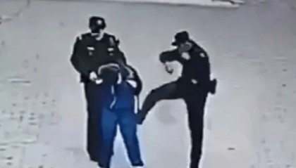 “警察打小学生”事件引争议：网友送锦旗遭拒收 官媒发声