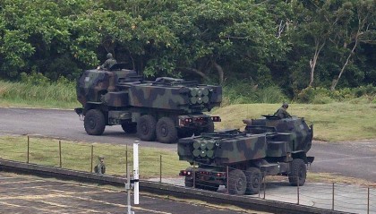 台媒：台军首次试射“海马斯”火箭炮时两度发生讯号异常，岛内网友讽“又一场烟火秀”