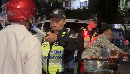 同桌的两人，双双被查