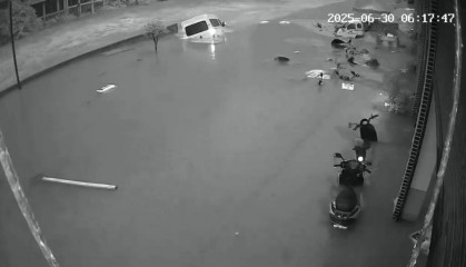 云南彝良县遭遇强降雨：有车辆被冲入河道，暂未接到伤亡报告