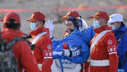 受河南省委书记、省长委托，洛阳市委书记、市长上门看望陈冬父母