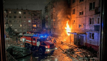 S400导弹已经顶不住了？莫斯科爆发彻夜防空战，火车雷达发电站统统爆炸