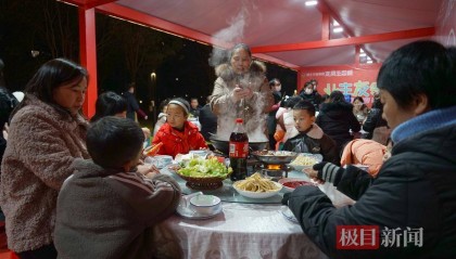 恩施一小区杀20头年猪，请业主连吃两天流水席