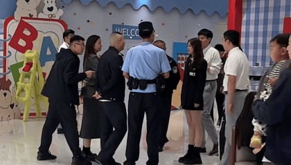 被网友莫名辱骂“上赶着当后妈”，江苏女子一年后“闯”对方婚礼要求道歉？当事人发声