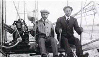 莱特兄弟发明了飞机，那么第一个被莱特兄弟摔死的乘客是谁？