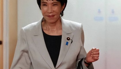 中日是战是和？敌国条款已定，当着全世界的面，王毅送东京一句话，小泉火速亮明最新立场
