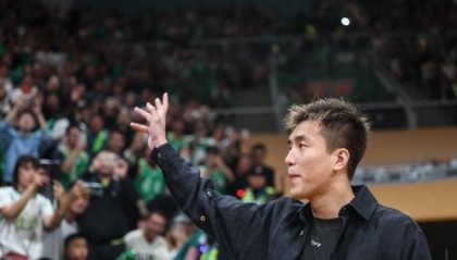 重回辽宁！郭艾伦领取总冠军戒指 主场球迷欢呼