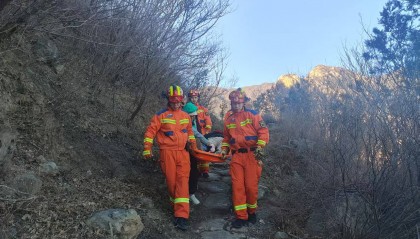 一女游客在凤凰岭登山摔伤,北京海淀消防紧急救援