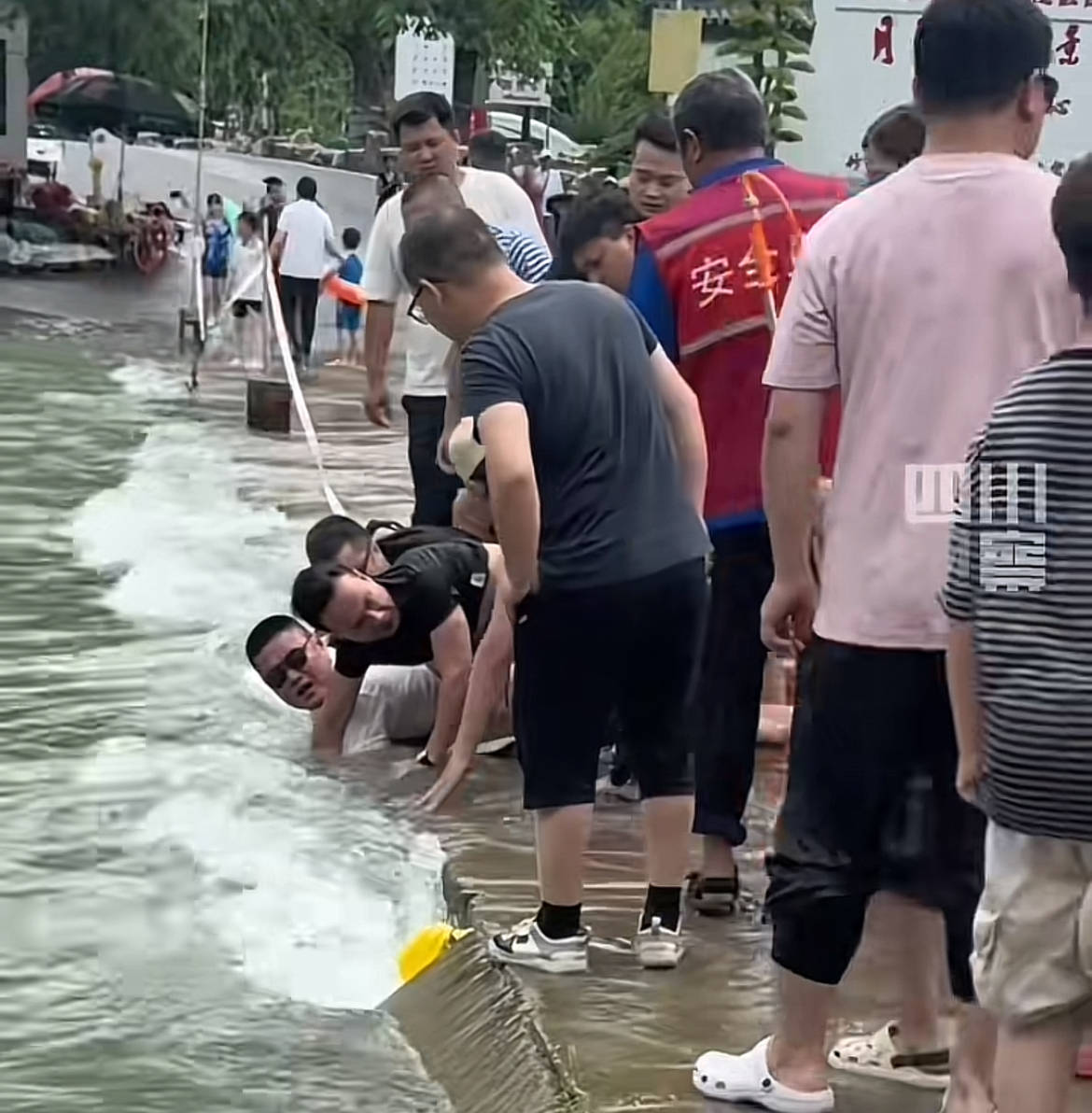 安徽一男孩跌入湍流被冲进桥洞，众人死死拉住将其拽出，当地：孩子平安，桥洞正在架网