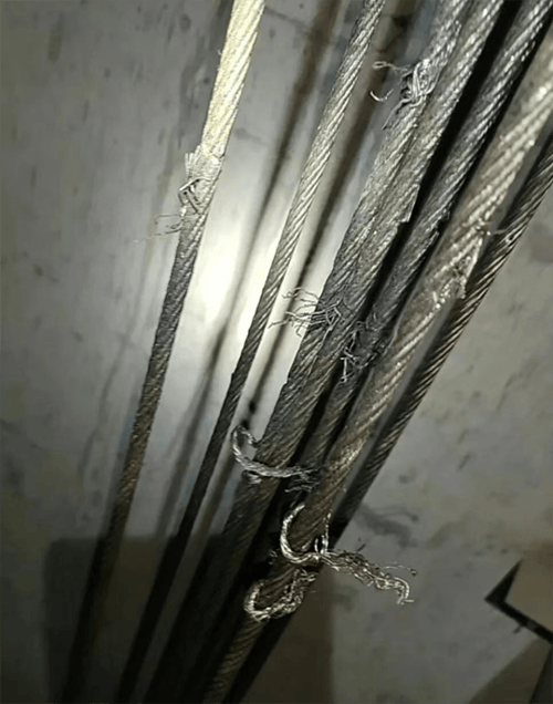 “小区23部电梯钢绳遭人为切割”，警方通报