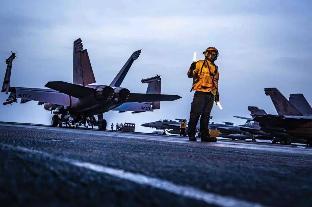 美海军在南海连摔两架飞机,因电磁攻击?中国军号发文