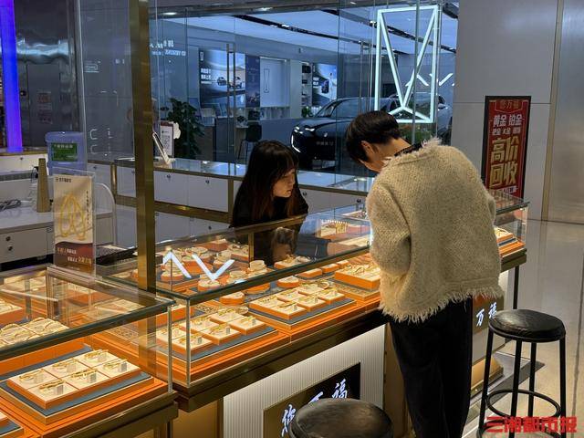 大盘金价跌破900元/克，长沙市场“销售热”与“回收潮”并行